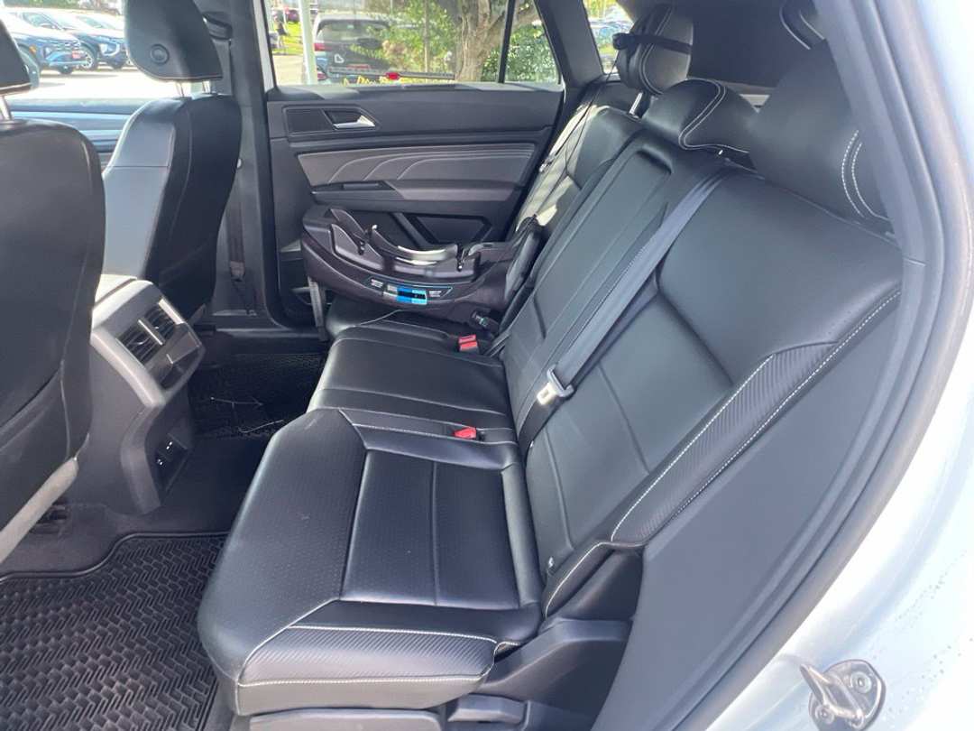 2023 Volkswagen Atlas Cross Sport 2.0T SE w/Technology - Image 3
