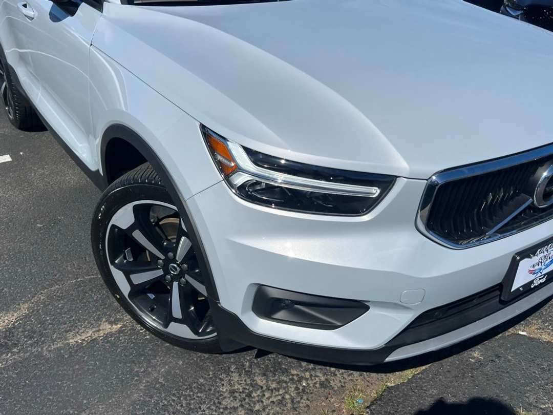 2021 Volvo Xc40 Momentum - Image 2