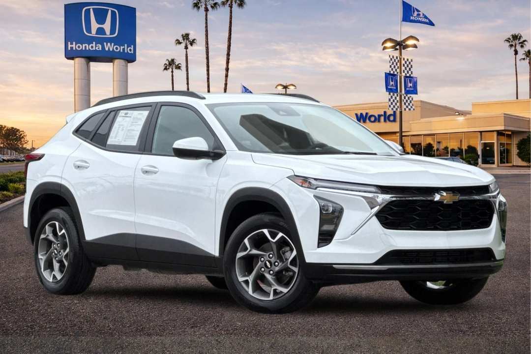 2025 Chevrolet Trax LT - Image 2
