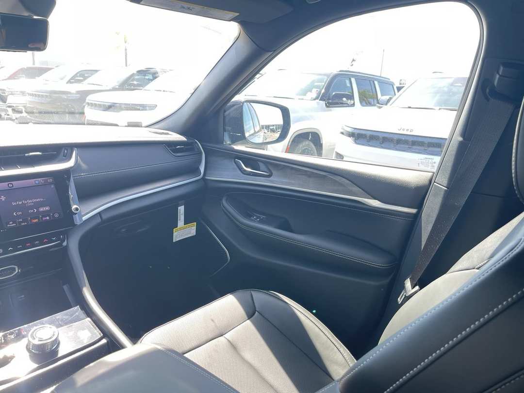 2026 Jeep Grand Cherokee Limited Reserve - Image 3