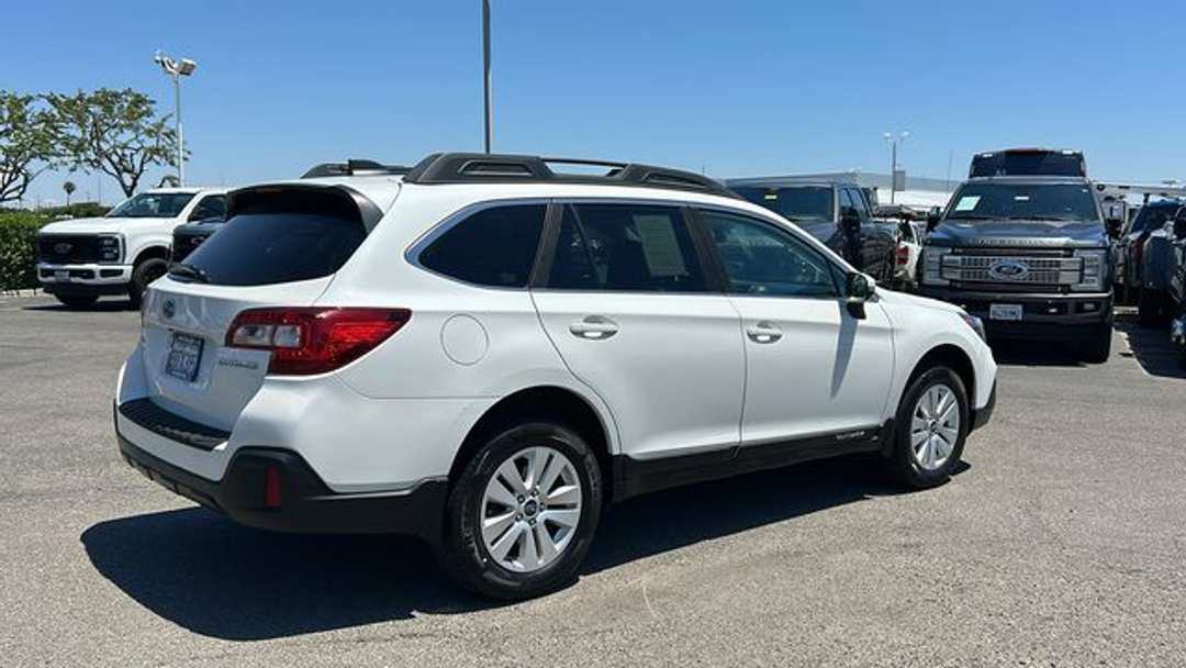 2018 Subaru Outback 2.5i Premium - Image 3