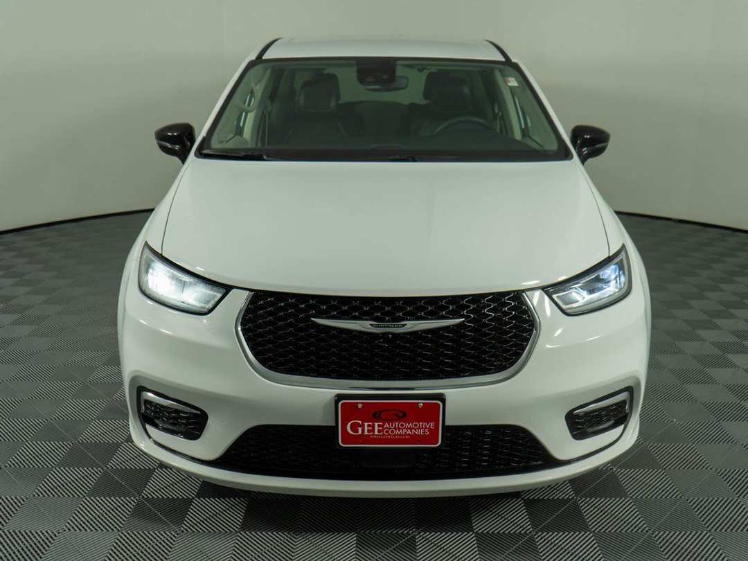 2024 Chrysler Pacifica Hybrid Select - Image 2