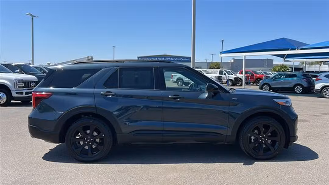 2023 Ford Explorer STLine - Image 2