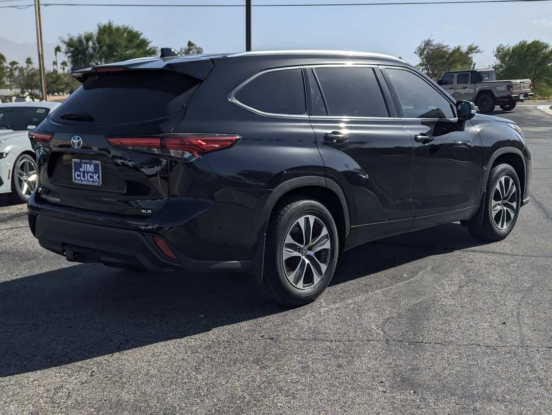 2020 Toyota Highlander XLE - Image 2