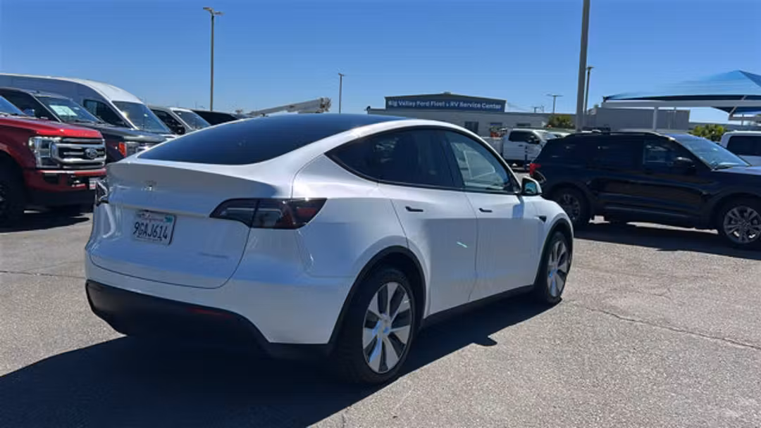 2023 Tesla Model Y Long Range - Image 3