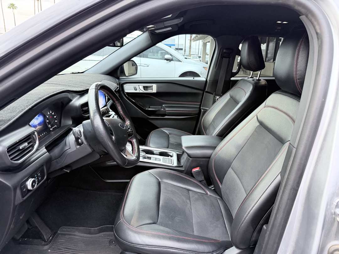 2023 Ford Explorer STLine - Image 2