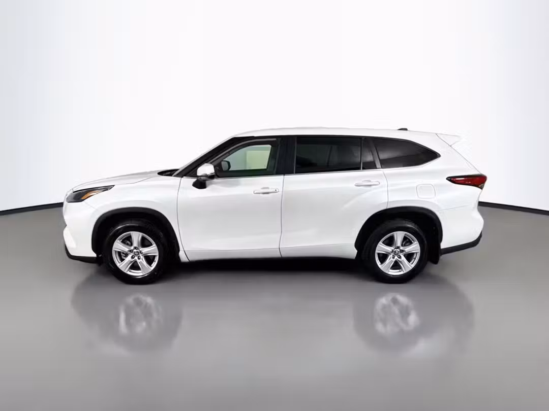 2023 Toyota Highlander LE - Image 2
