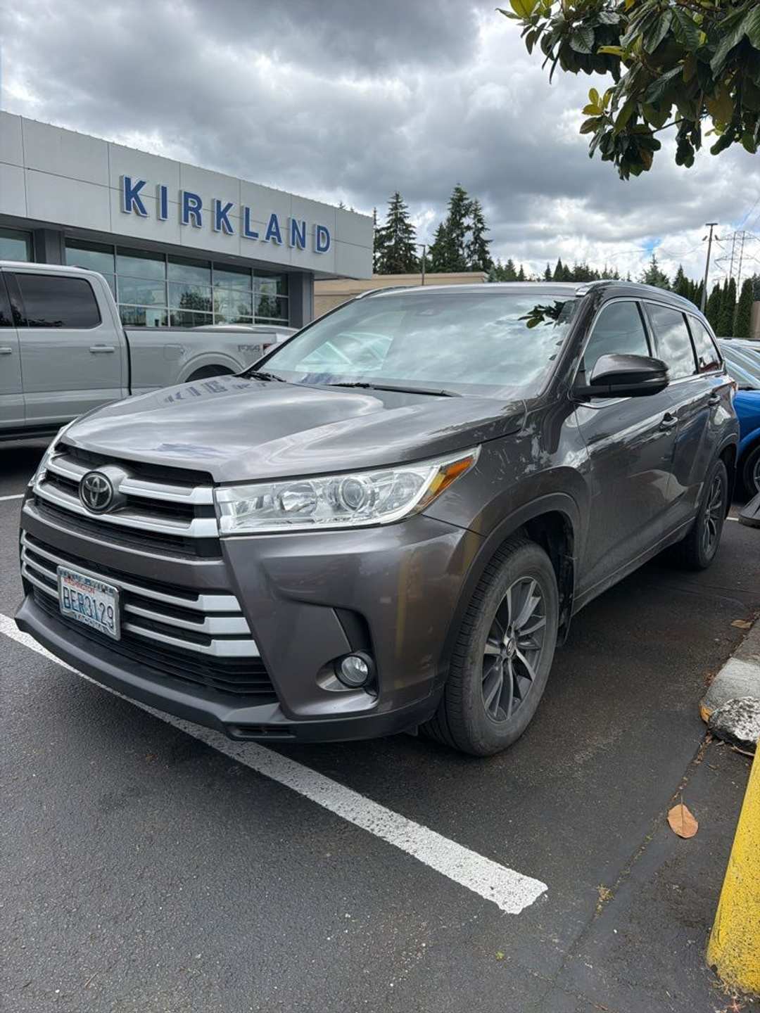 2017 Toyota Highlander XLE - Image 2