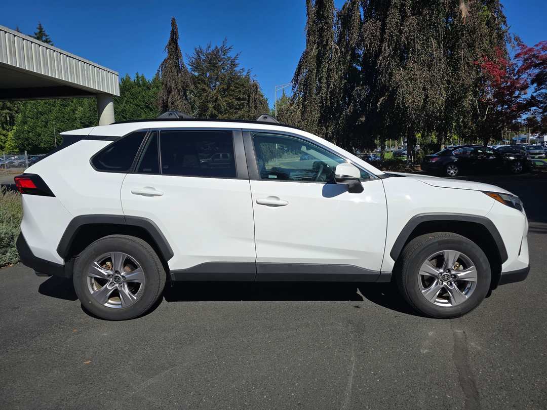 2022 Toyota Rav4 XLE - Image 3