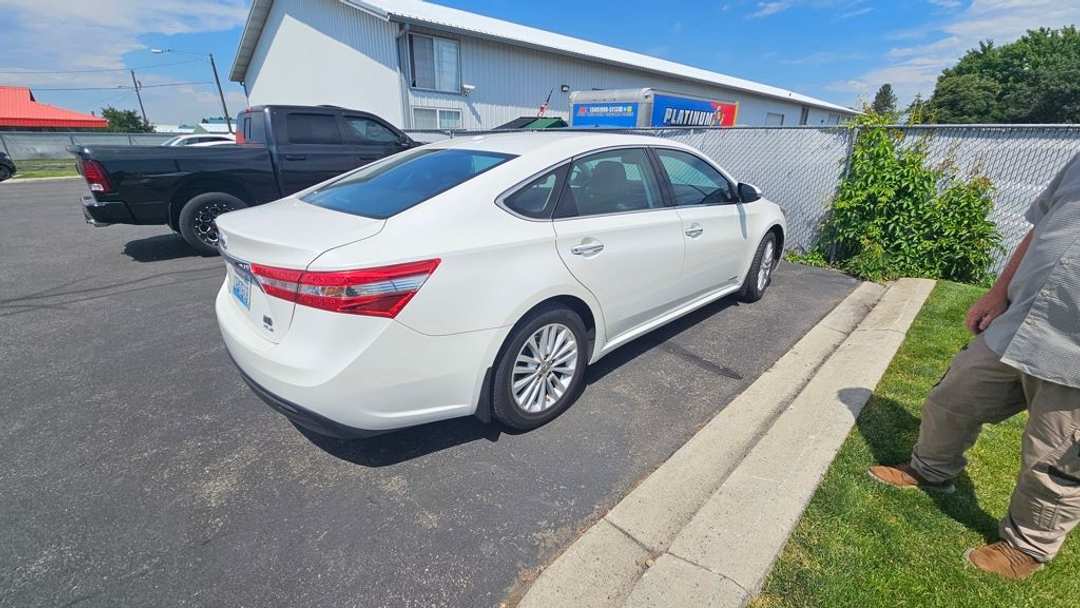 2014 Toyota Avalon Hybrid XLE Touring - Image 3