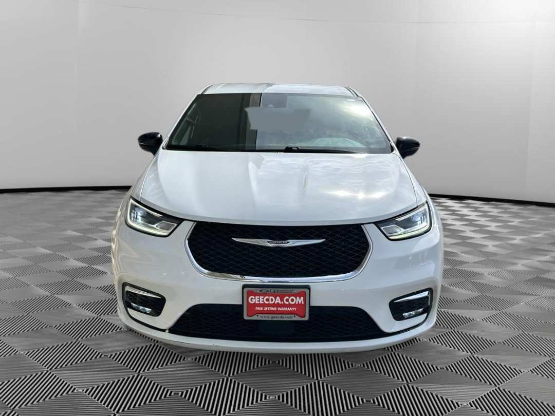 2025 Chrysler Pacifica Select - Image 2