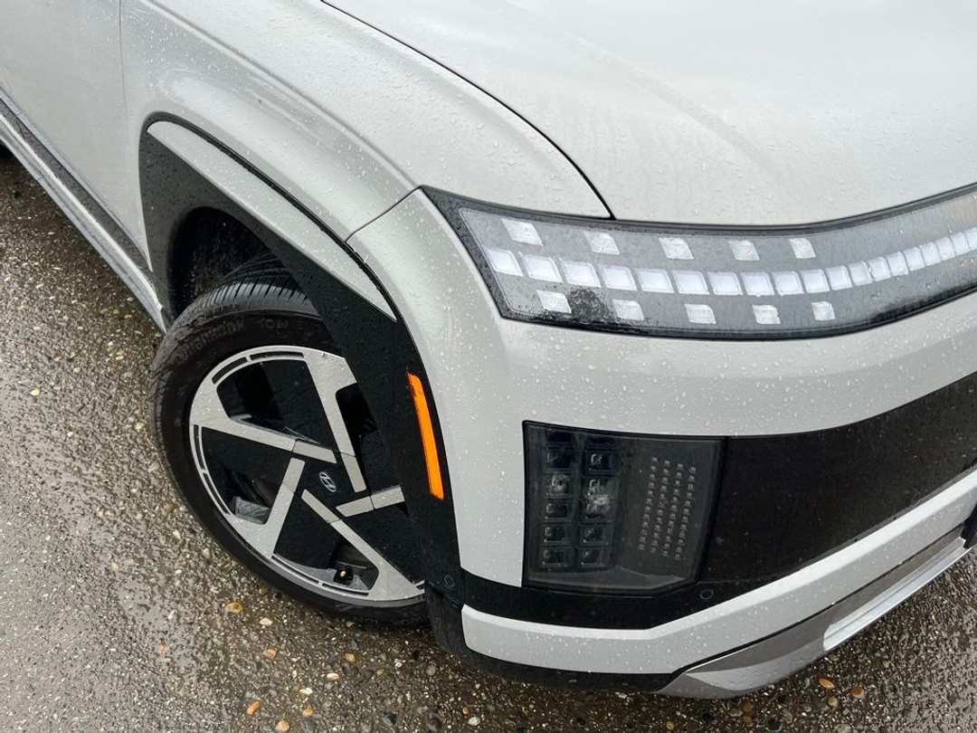 2026 Hyundai Ioniq 9 Performance Limited - Image 2