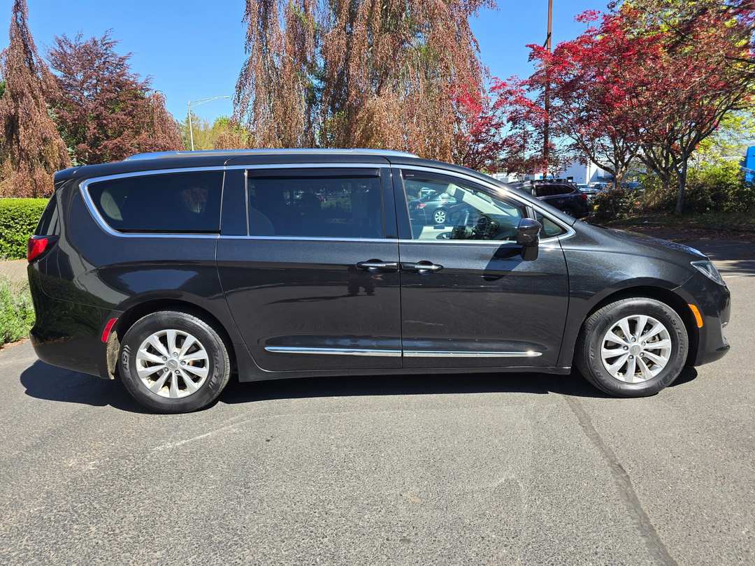 2018 Chrysler Pacifica Touring L - Image 3