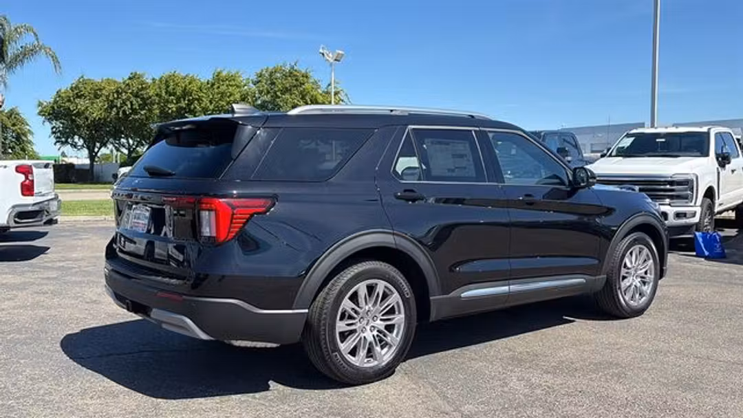2026 Ford Explorer Platinum - Image 3