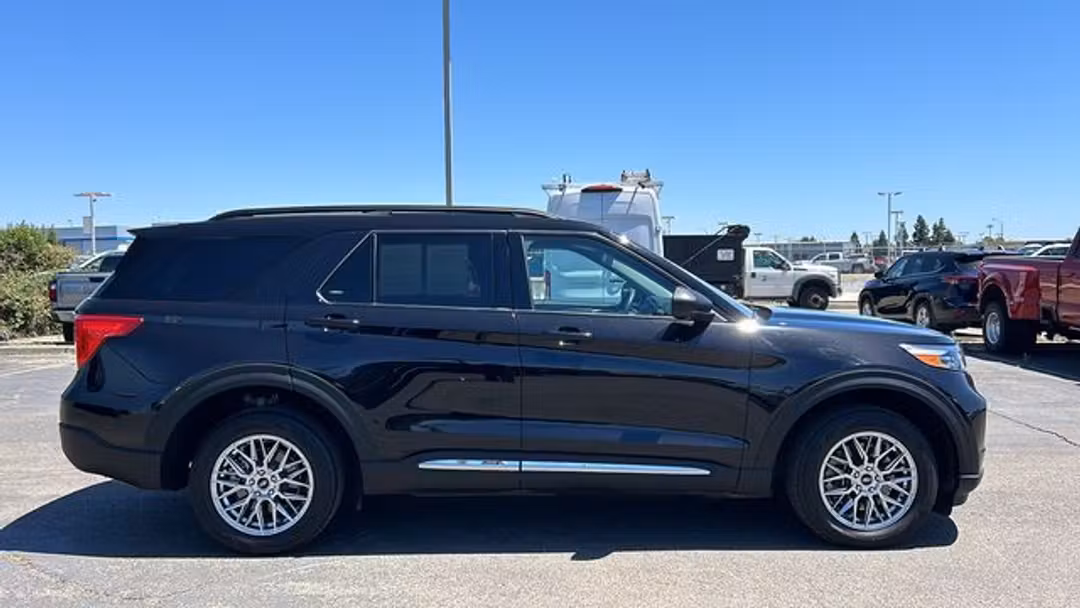 2023 Ford Explorer XLT - Image 2