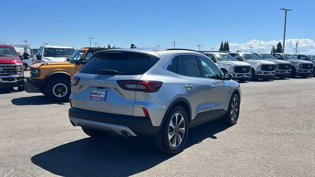2023 Ford Escape Platinum - Image 3