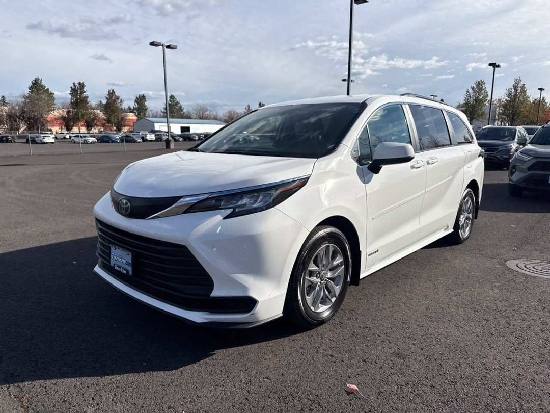 2021 Toyota Sienna LE - Image 3