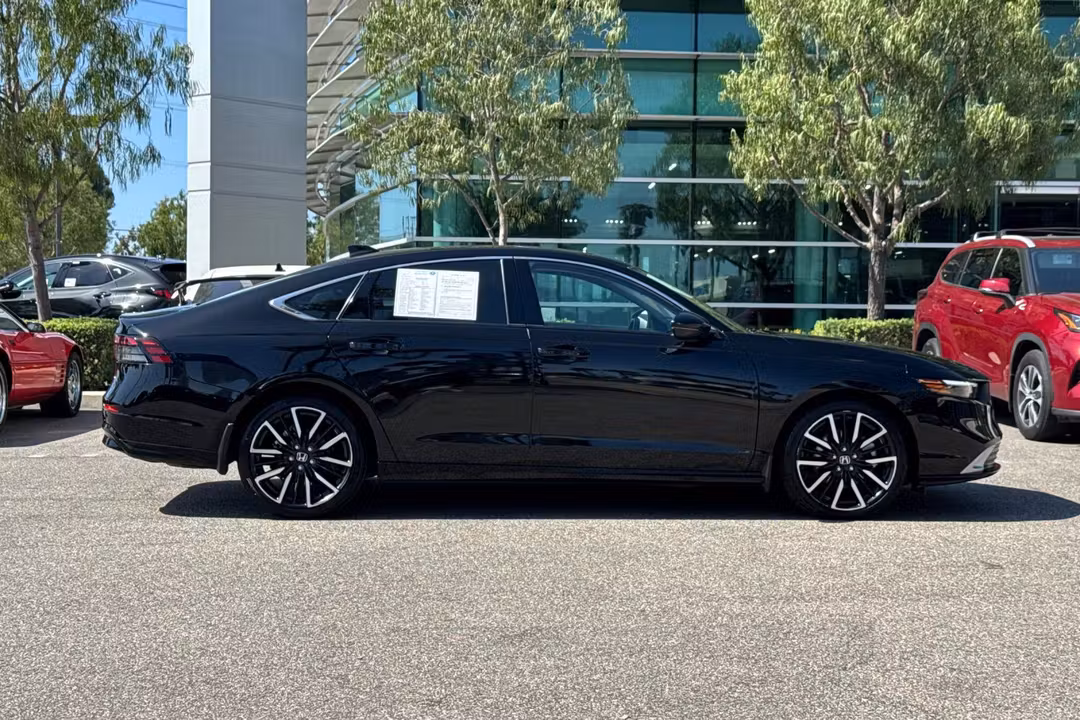 2024 Honda Accord Hybrid Touring - Image 3