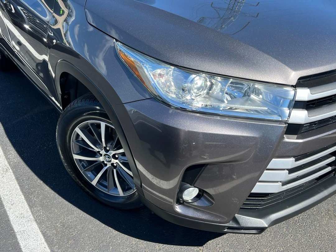 2017 Toyota Highlander XLE - Image 2