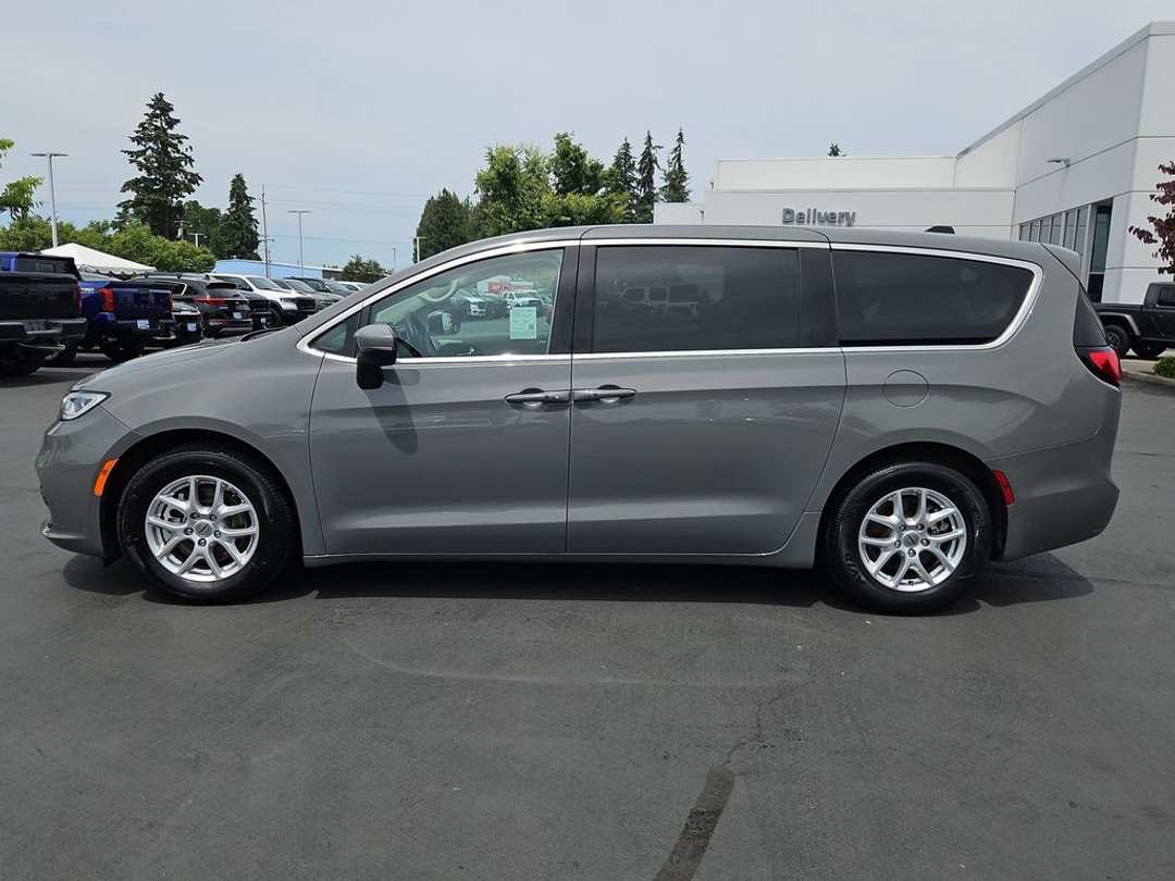 2023 Chrysler Pacifica Touring L - Image 3