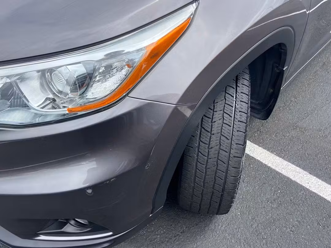 2015 Toyota Highlander XLE V6 - Image 3