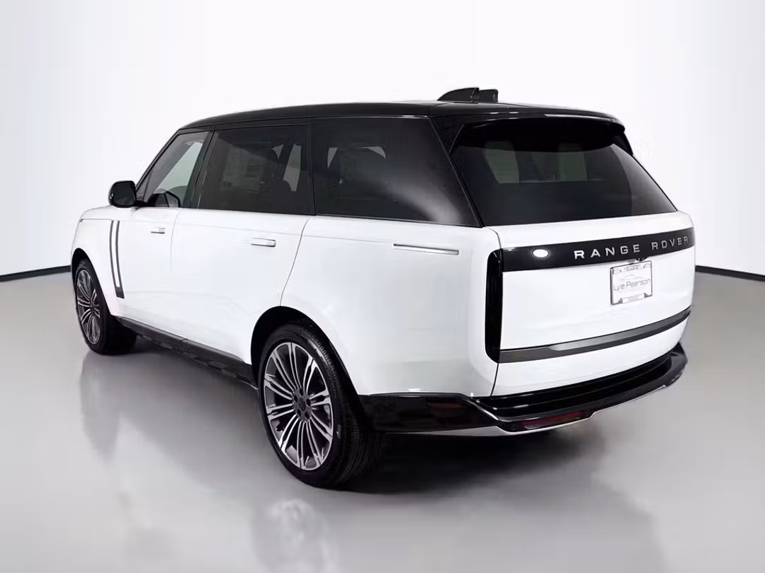 2026 Land Rover Range Rover SE - Image 3