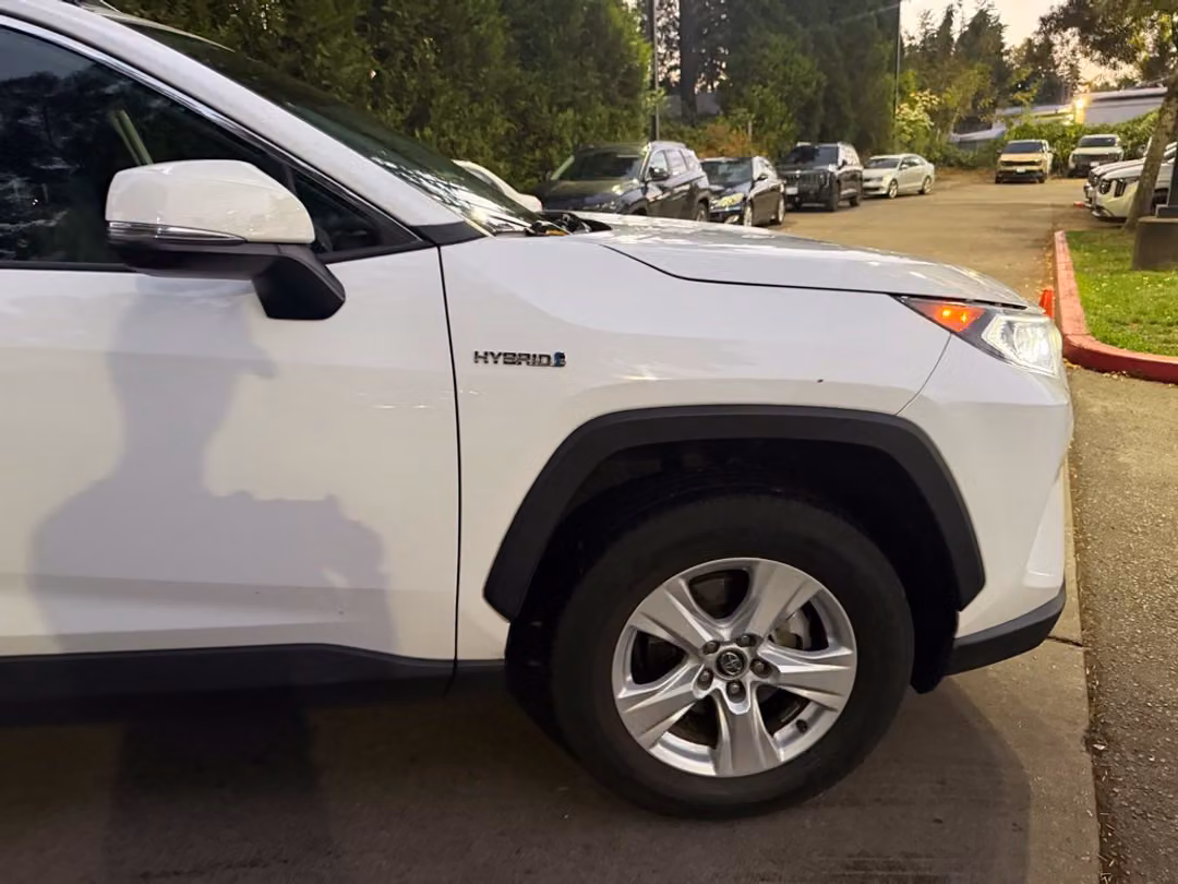 2020 Toyota Rav4 Hybrid XLE - Image 3