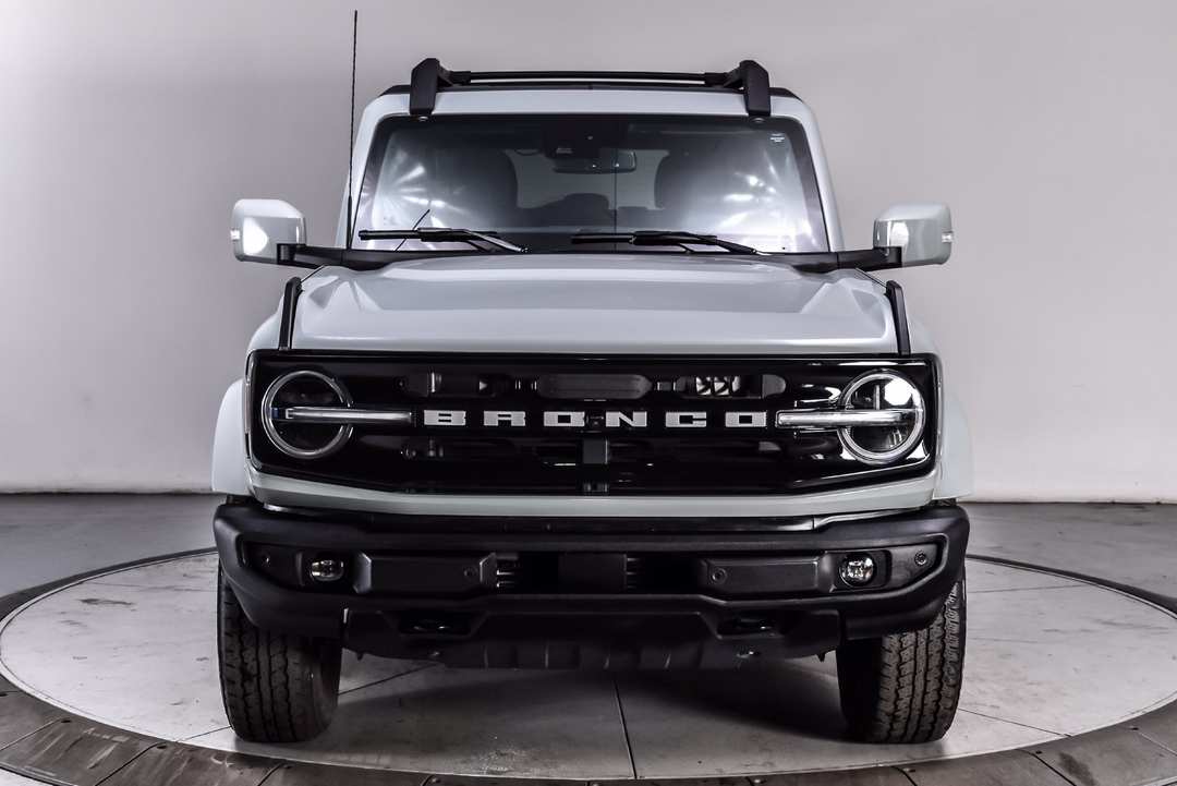 2023 Ford Bronco Outer Banks - Image 2