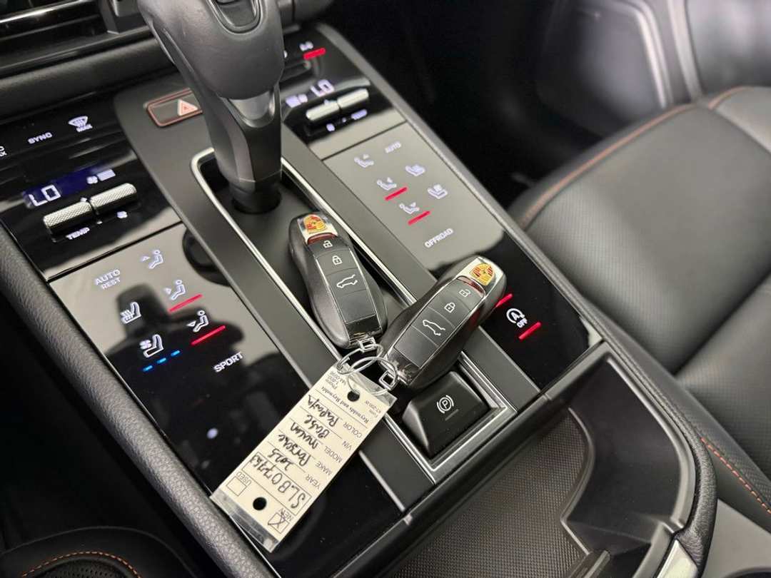 2025 Porsche Macan T - Photo 26
