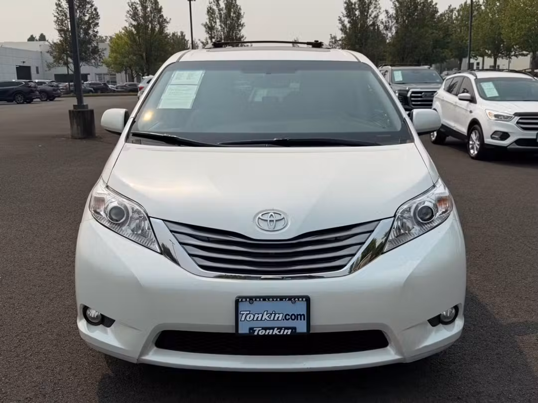 2015 Toyota Sienna XLE - Image 3