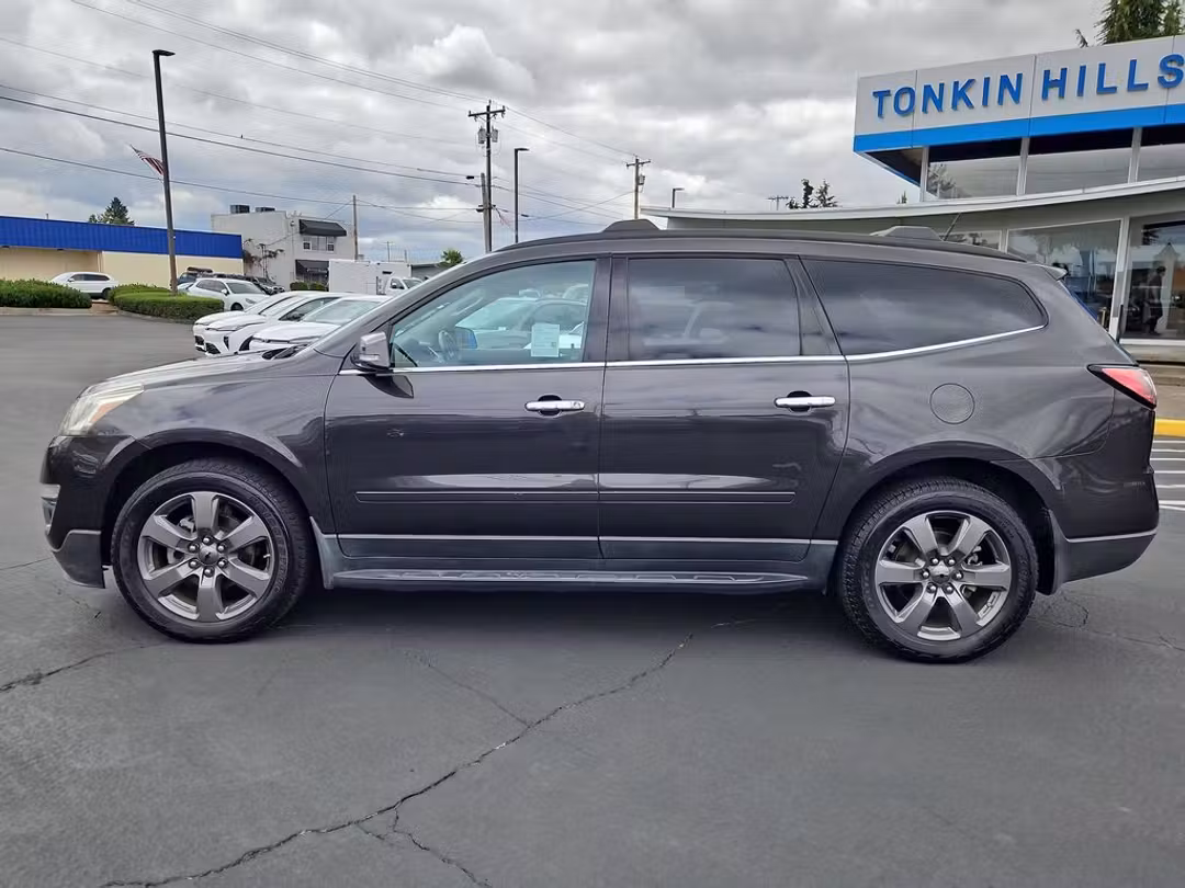 2017 Chevrolet Traverse 2LT - Image 3