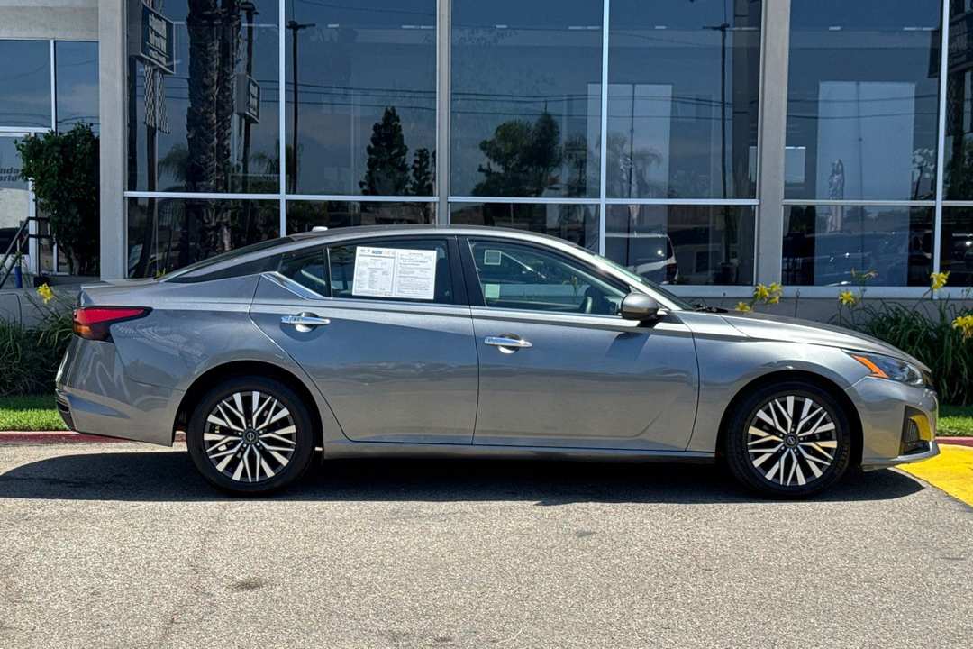 2023 Nissan Altima 2.5 SV - Image 3