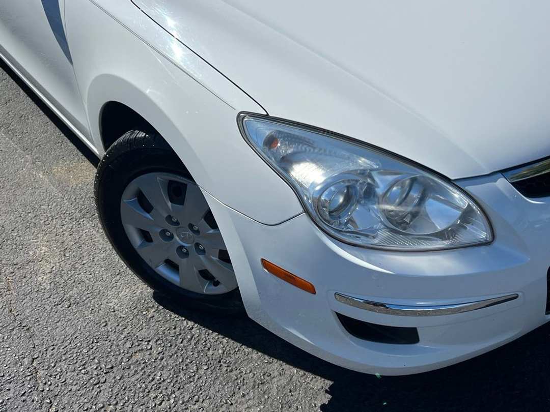 2010 Hyundai Elantra Touring GLS - Image 2