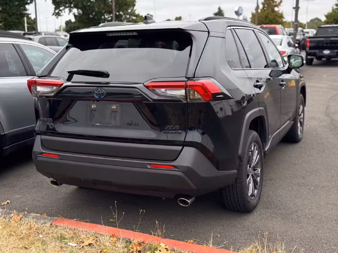 2023 Toyota Rav4 Hybrid XLE Premium - Image 2