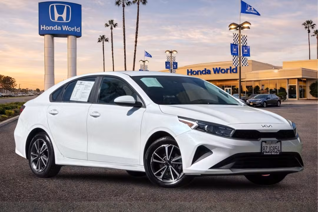 2022 Kia Forte LXS - Image 2