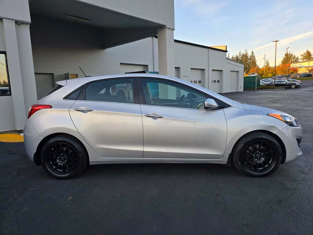2016 Hyundai Elantra Gt Base - Image 3