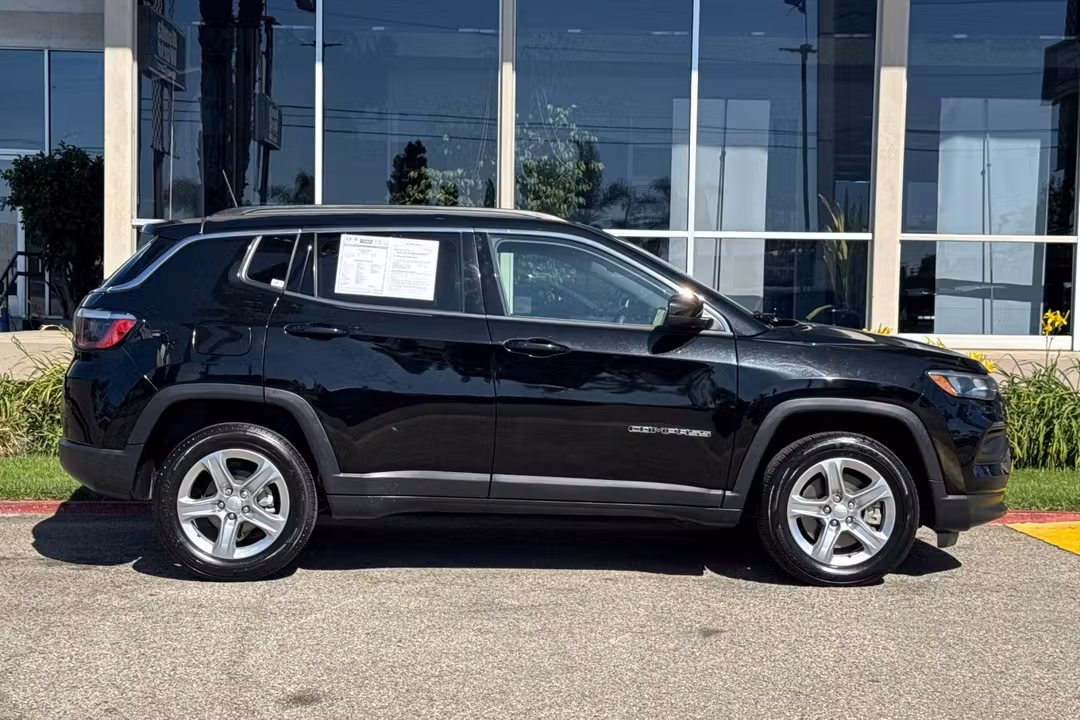 2024 Jeep Compass Latitude - Image 3