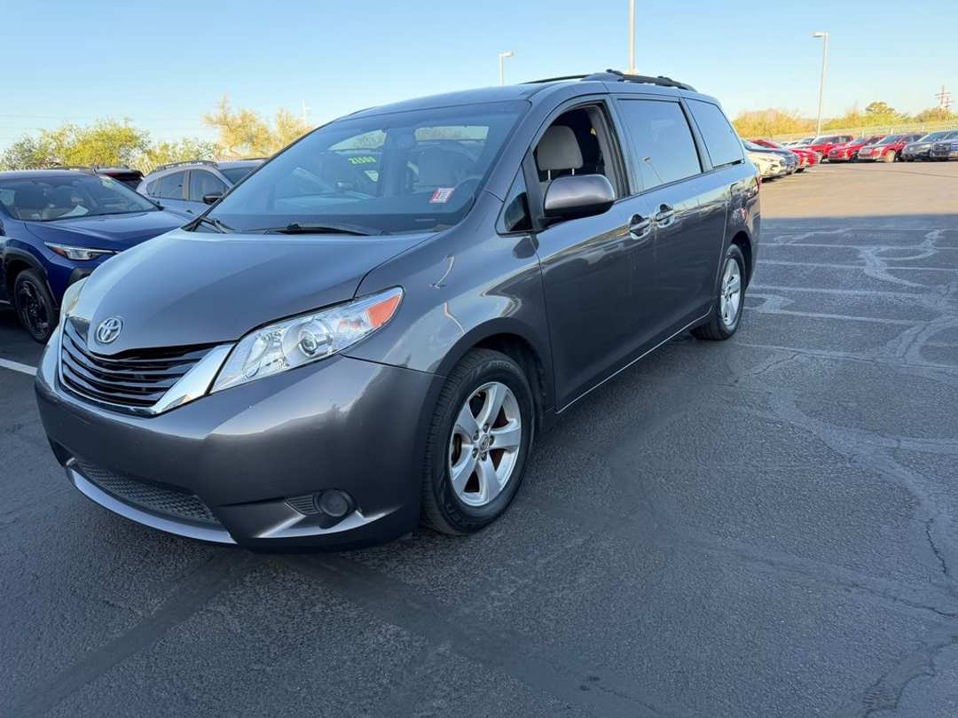 2015 Toyota Sienna LE - Image 3