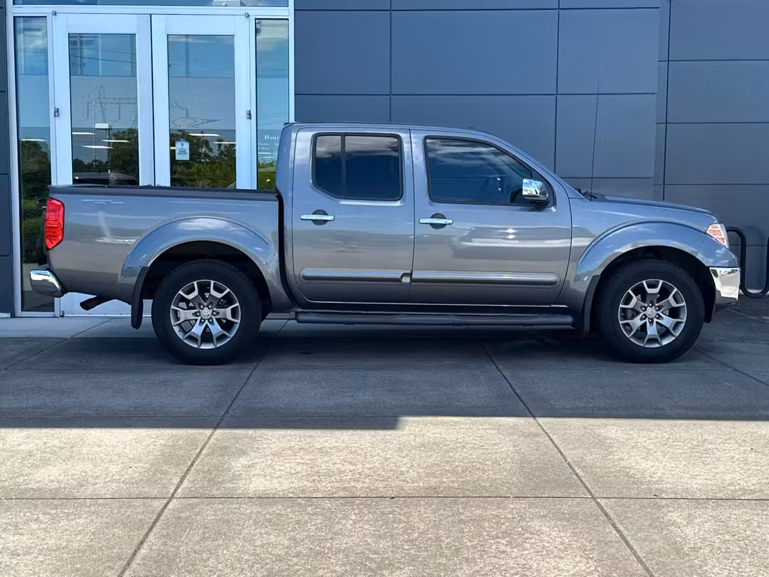2019 Nissan Frontier SL - Image 2