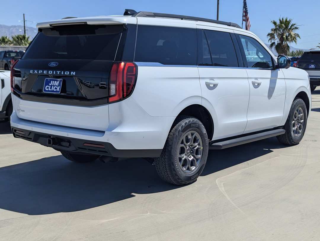 2026 Ford Expedition Active - Image 2