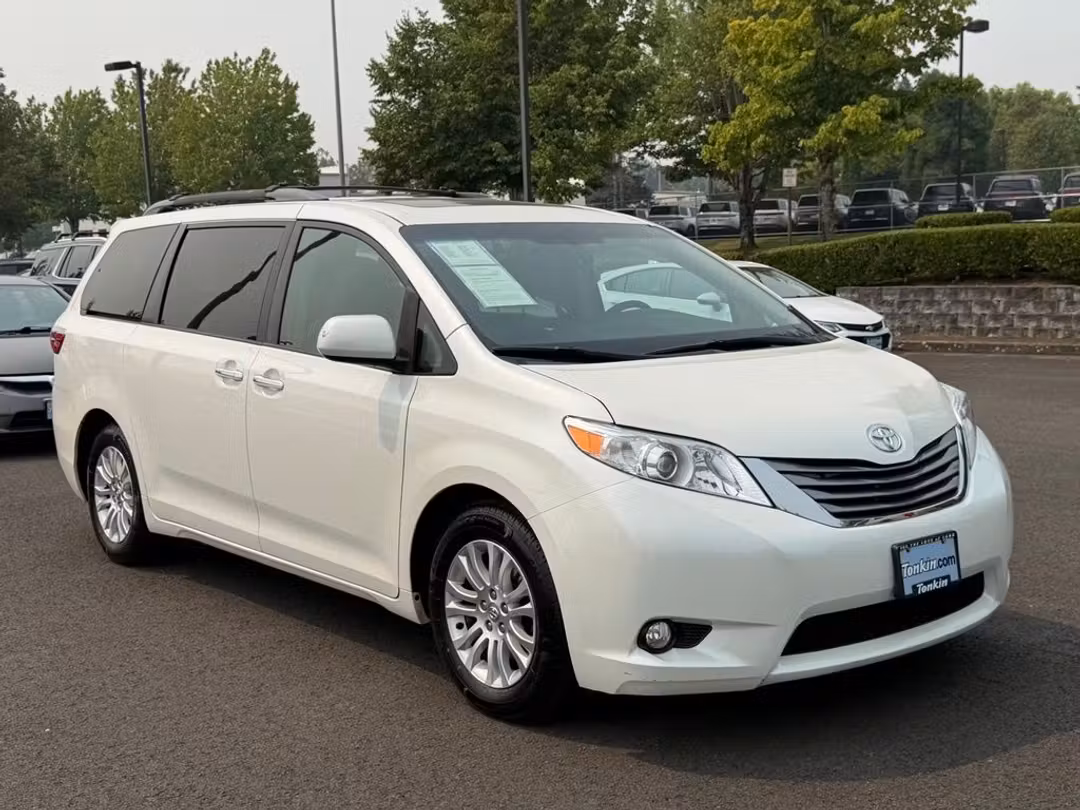 2015 Toyota Sienna XLE - Image 2