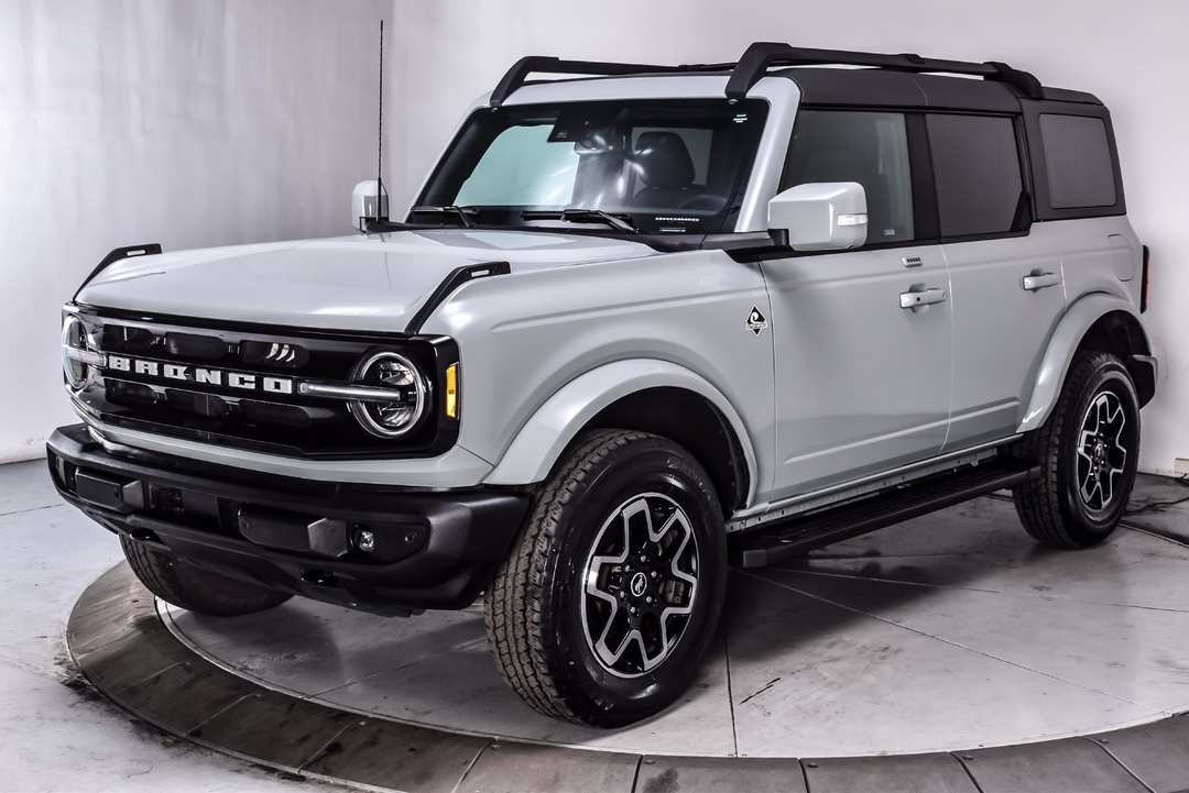 2023 Ford Bronco Outer Banks - Image 3