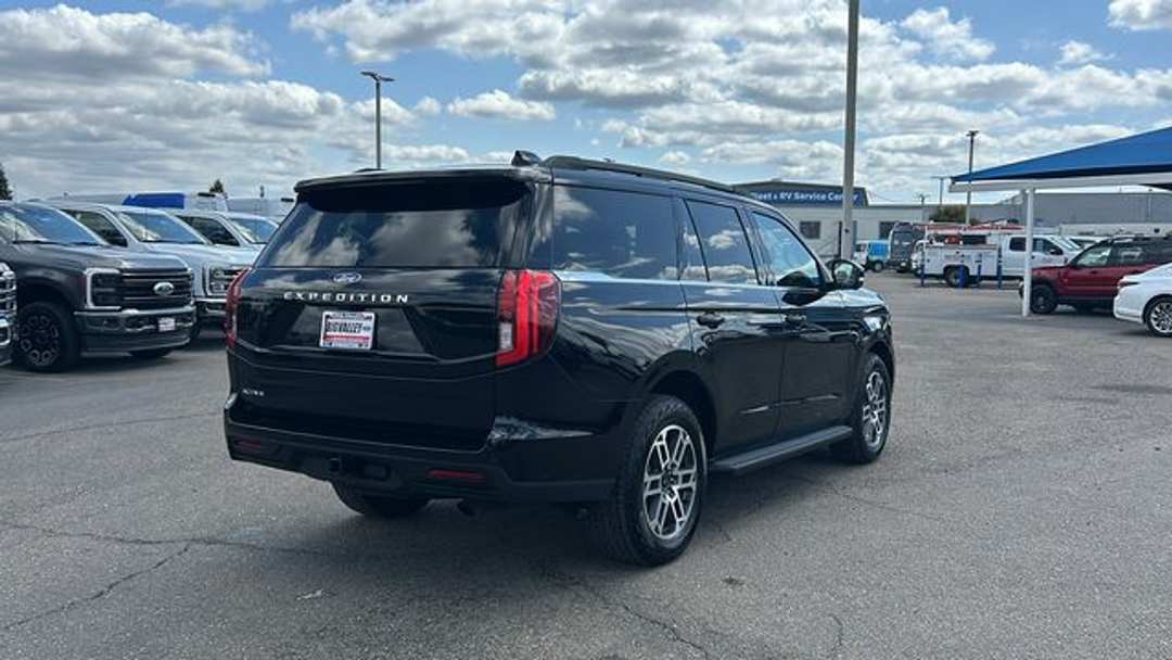 2025 Ford Expedition Active - Image 3