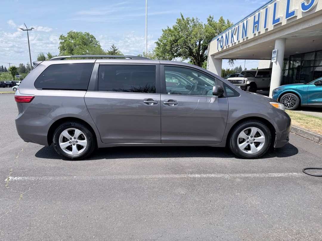 2015 Toyota Sienna - Image 3