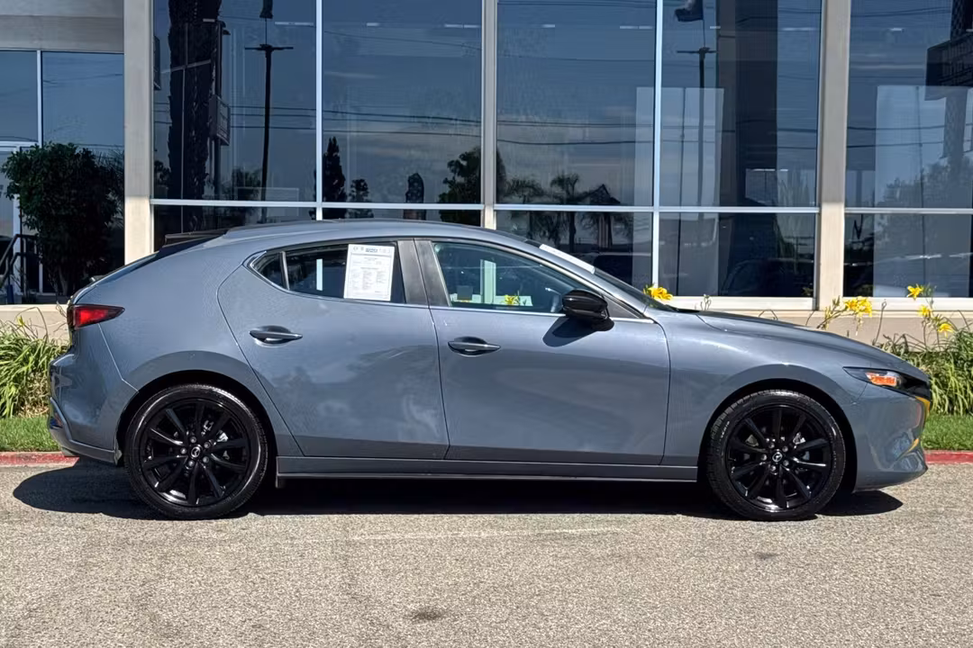 2025 MAZDA Mazda3 2.5 S Carbon Edition - Image 3