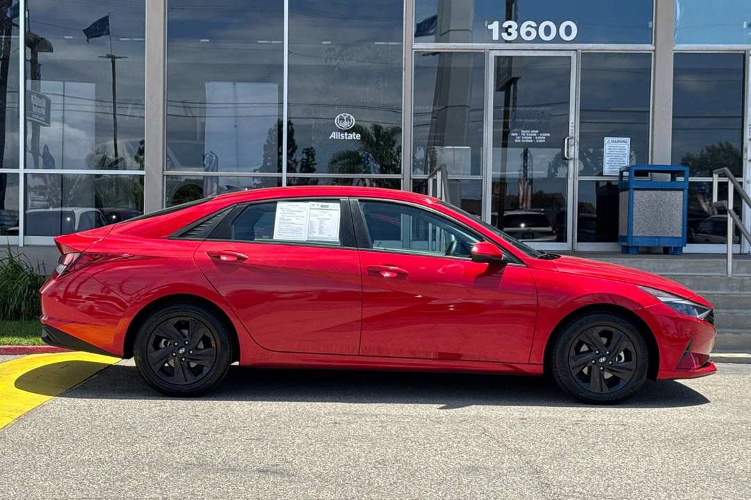 2021 Hyundai Elantra SEL - Image 3