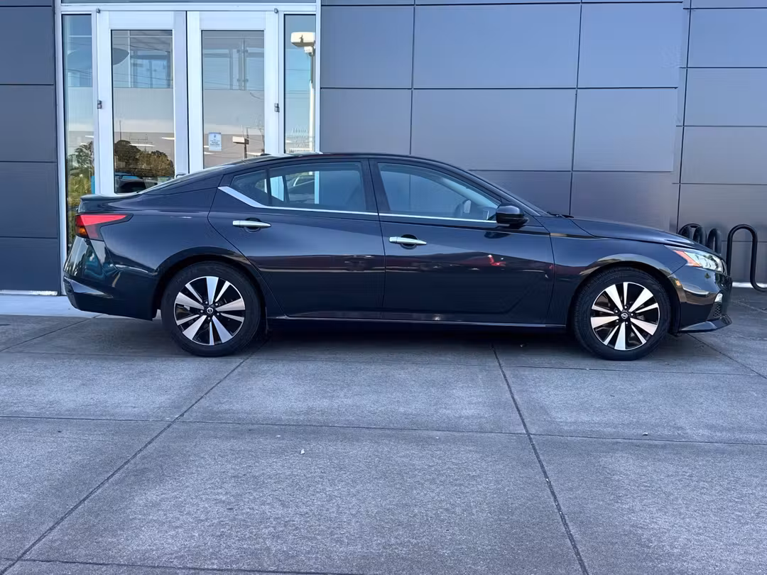 2022 Nissan Altima 2.5 SV - Image 2