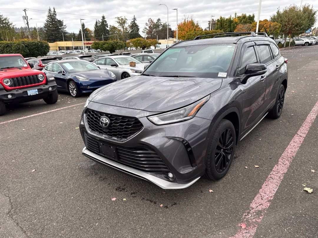 2023 Toyota Highlander XSE - Image 3
