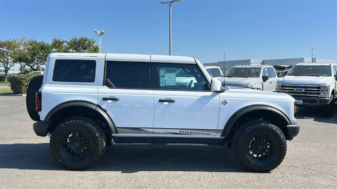 2026 Ford Bronco Outer Banks - Image 2