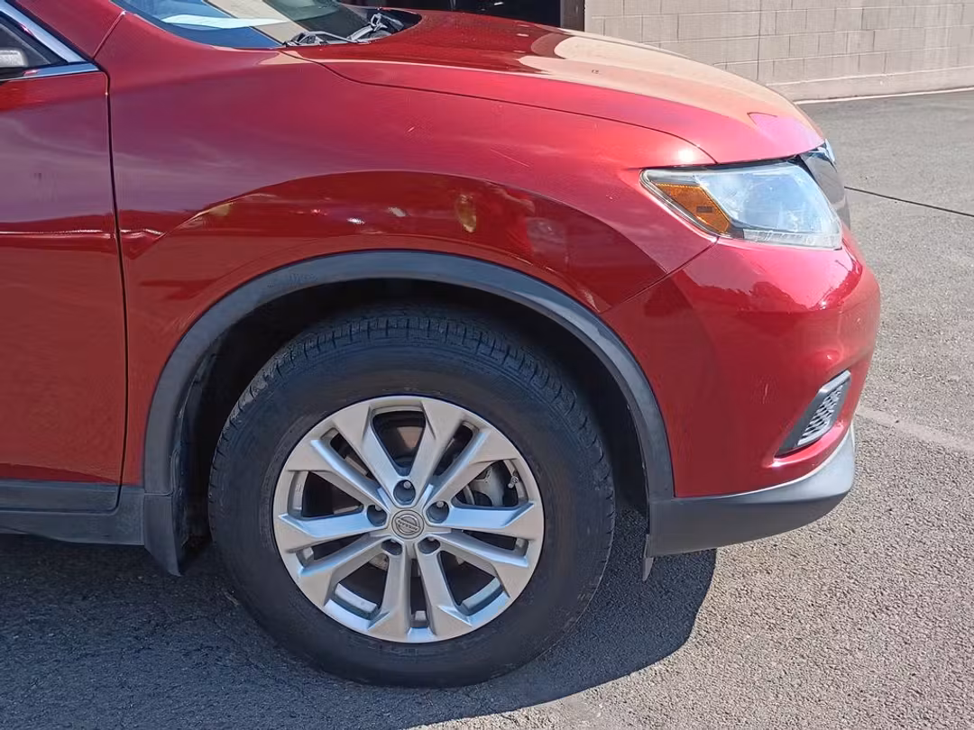 2016 Nissan Rogue SV - Image 2